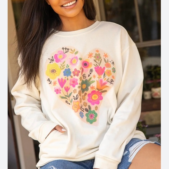 NATURAL LIFE Tops - NATURAL LIFE NATURAL LIFE Heart Wildflowers Sweatshirt Cream Pink Size XS